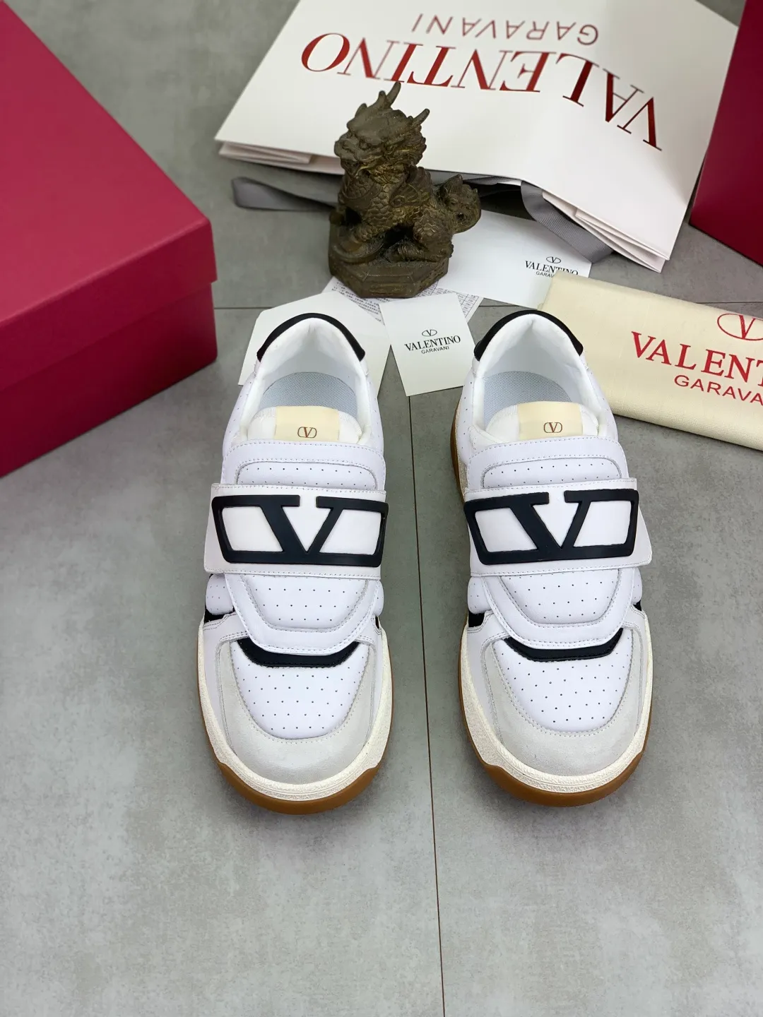 Men's men's shoes 💰P640 new style latest Valentino Valentino V family new casual young fashion trend sports shoes full of vitality, no age limit, very light and comfortable on the foot, packaging, original purchase and development, production, various color combinations are eye-catching, activate the charming sunny boy, the shoe design combines coolness with daily style, full of street feeling, multi-color options!   Fabric: original material splicing/first-layer cowhide Lining: imported cowhide/original logo sweat-absorbent and breathable foot pad Outsole: TPU foam lightweight material outsole Brand injection insole Code number: 38-46 Full set of packaging Color: 3️⃣ colors available